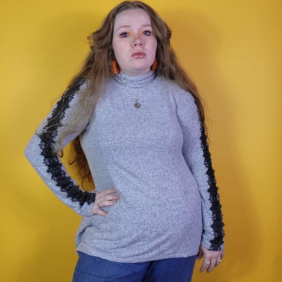 Simply Vera Wang Soft Gray Turtleneck with Black Lace Sleeve Detail, M - Picture 4 of 4